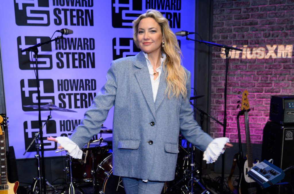 Kate Hudson Performs ‘Gonna Find Out’ & Classic 80s Cover on ‘The Howard Stern Show’