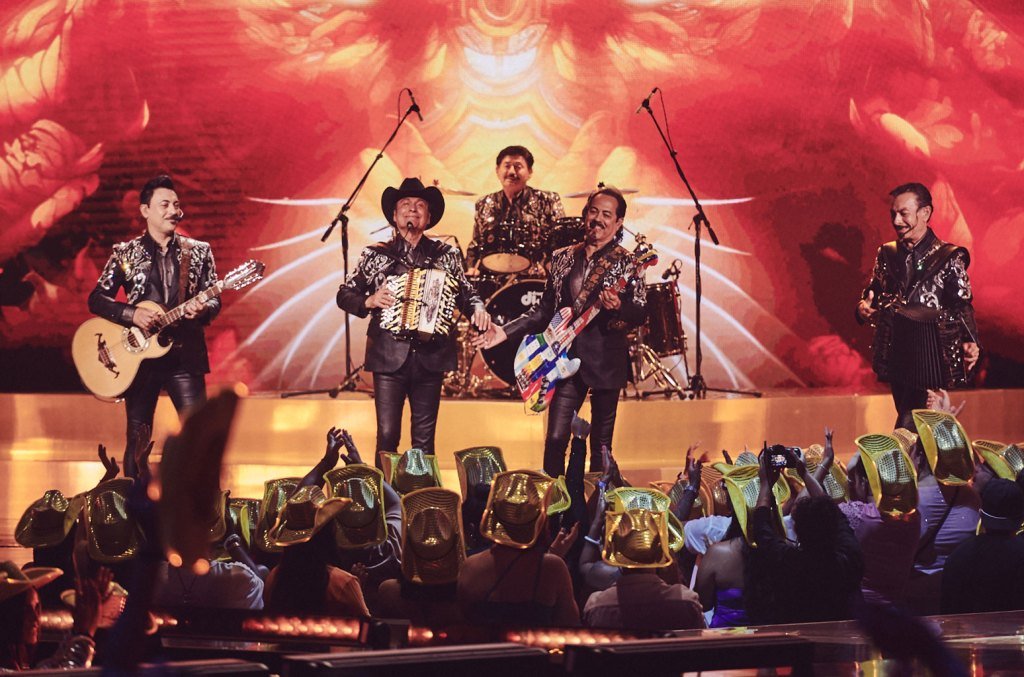 LOS TIGRES DEL NORTE Premios Juventud show 2024 billboard 1548