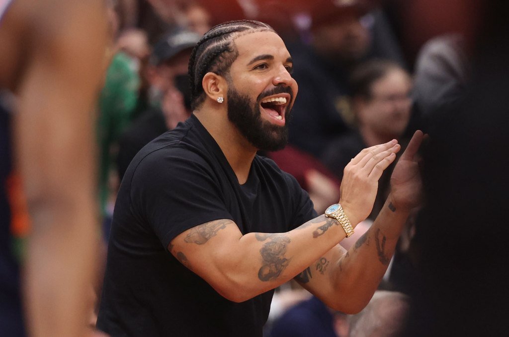 Drake Toronto Raptors vs Philadelphia Flyers april 2022 billboard 1548