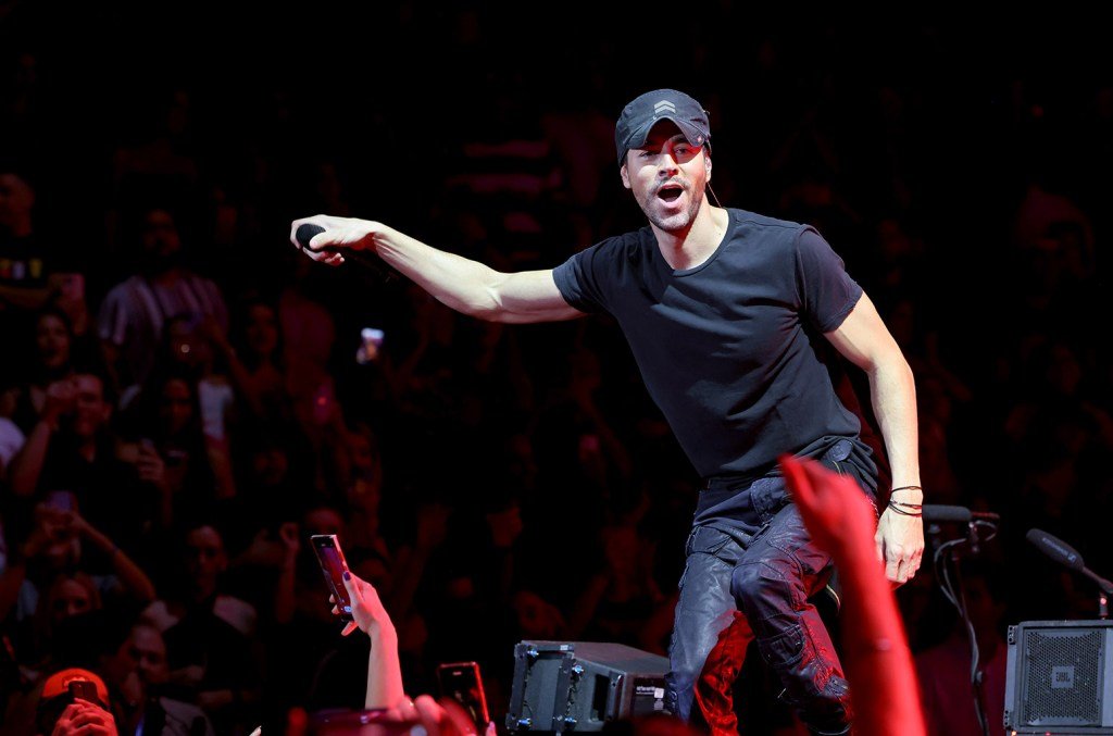 enrique iglesias performs fiesta latina 2022 billboard 1548