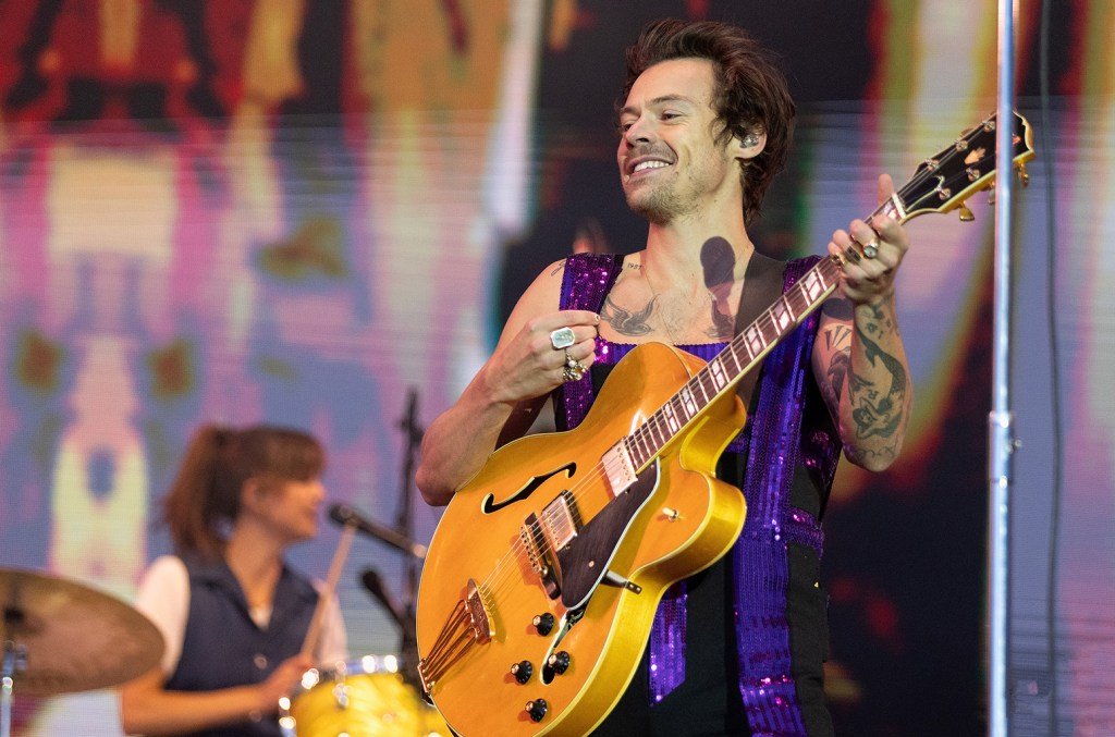 harry styles performs may b 2022 billboard 1548