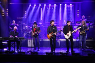 doobie brothers tonight show fallon aug 2015 billboard 650