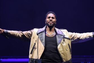 Jason Derulo performing