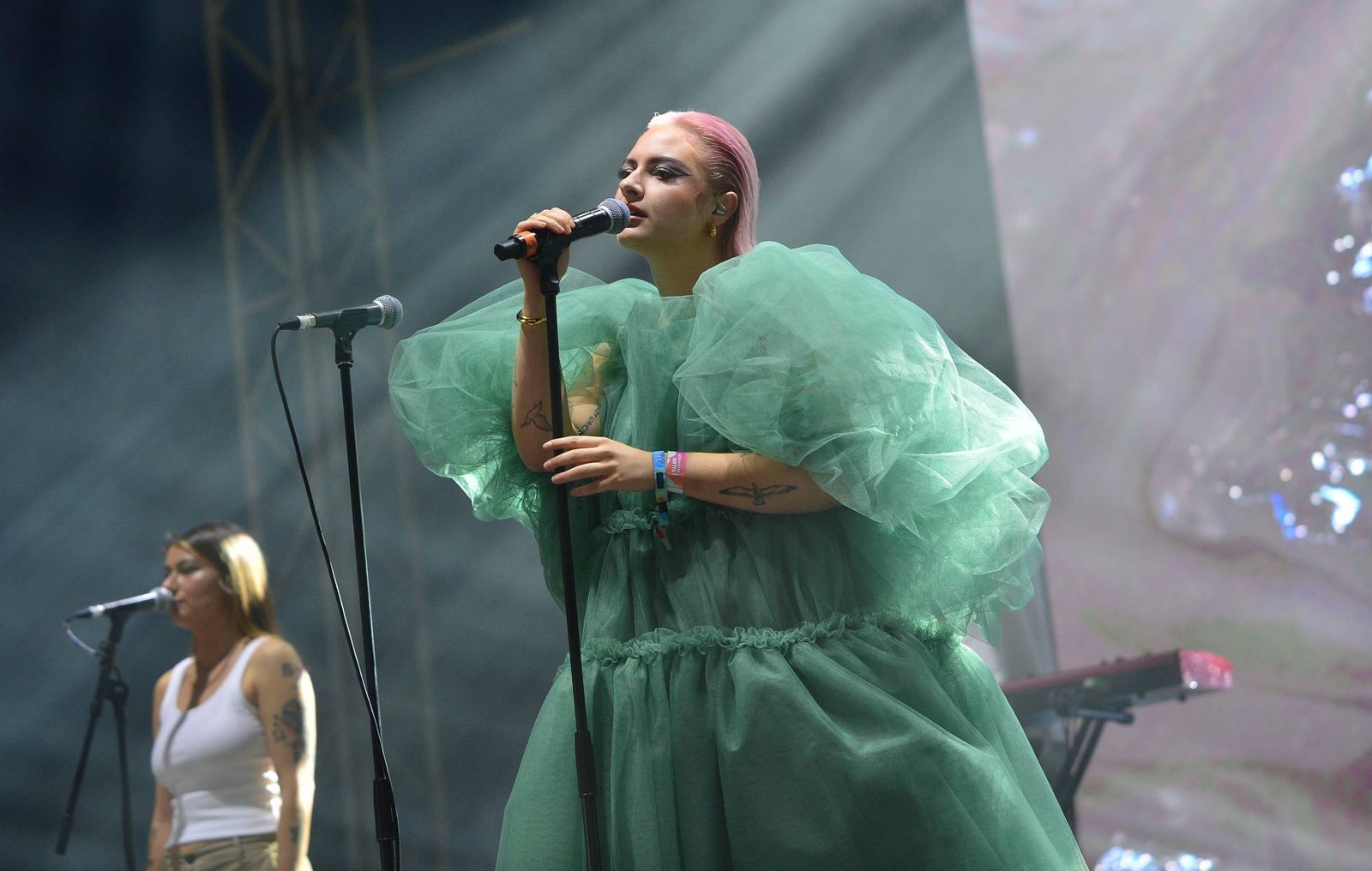 Lapsley performing