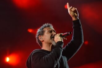 serj tankian system of a down@2000x1270