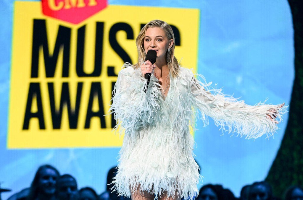 Kelsea Ballerini cmt awards close billboard 1548